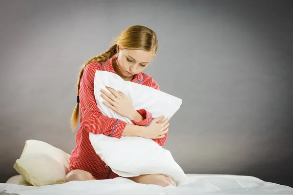Triste menina deprimida na cama travesseiro emocionante — Fotografia de Stock