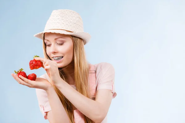 Lycklig kvinna anläggning jordgubbar — Stockfoto