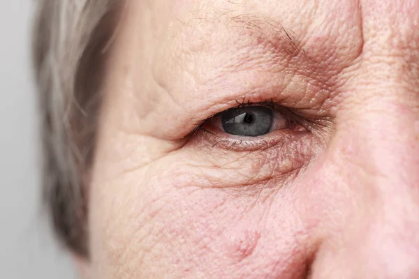 Oudere gepensioneerde vrouw oog close-up — Stockfoto