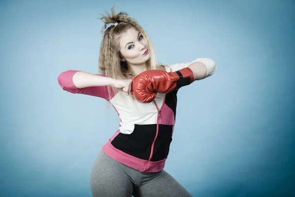 Frau trägt Boxhandschuhe — Stockfoto