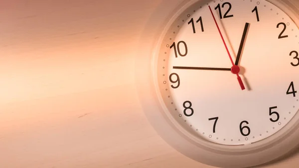 Tikken van de klok met één uur — Stockfoto