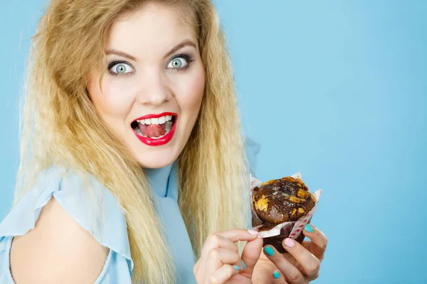 Attractive woman holds cake in hand — Stock Photo, Image