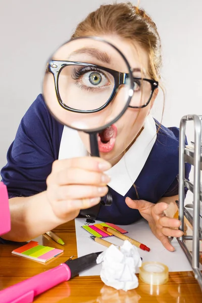 Grappige vrouw office werken secretaris met Vergrootglas — Stockfoto