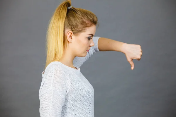 Sorgliga kvinna visar tummen ner gest — Stockfoto