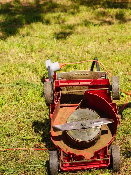 Broken old lawnmower in backyard grass — Stock Photo, Image