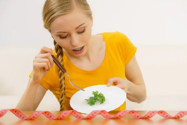 Mulher na dieta segurando prato com alface — Fotografia de Stock