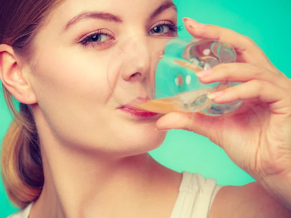 Kobieta, picie napoju o smaku pomarańczowym lub sok — Zdjęcie stockowe