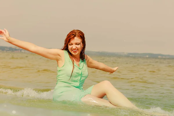 Rossa donna in posa in acqua durante l'estate — Foto Stock