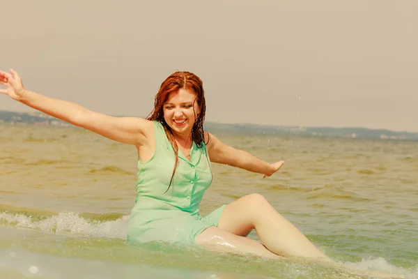 Mulher ruiva posando na água durante o verão — Fotografia de Stock