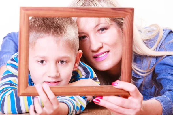 Mother and son play with empty frame. — Stock Photo, Image