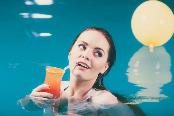 Szczęśliwa kobieta koktajl w wodzie. — Zdjęcie stockowe