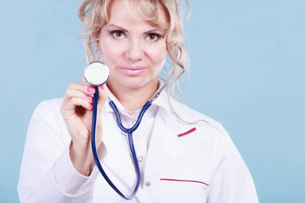 Médico mulher com estetoscópio. — Fotografia de Stock