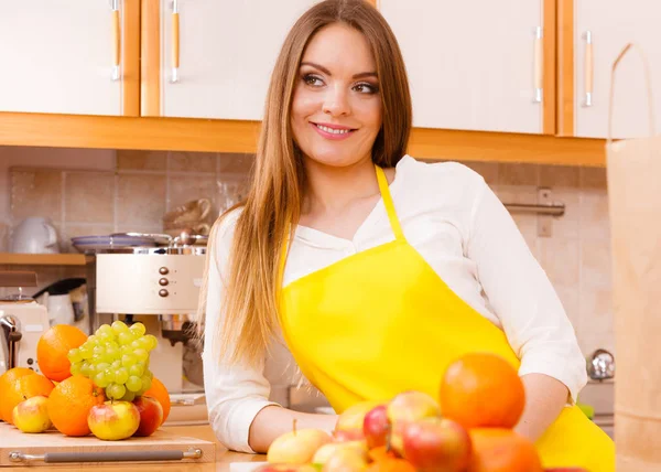 Female cook working in kitchen. — Stock Photo, Image
