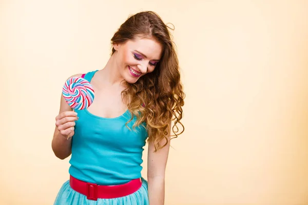De vrolijke meisje vrouw met lollipop snoep — Stockfoto