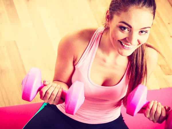 Woman lifting two dumbbells. — Stock Photo, Image