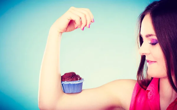 Donna divertente tiene torta al cioccolato sul braccio — Foto Stock