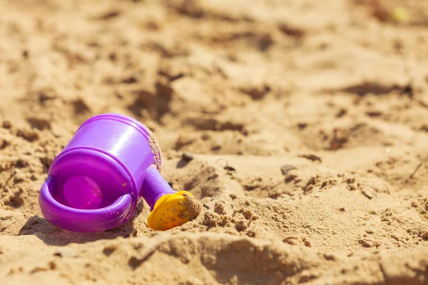 Brinquedos de verão deitado na areia . — Fotografia de Stock