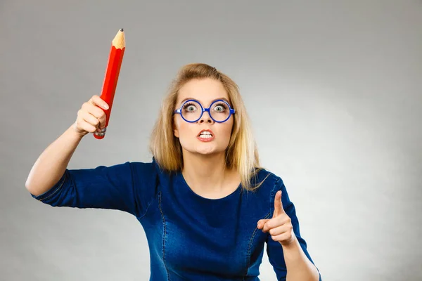 Femme en colère tient grand crayon dans la main — Photo