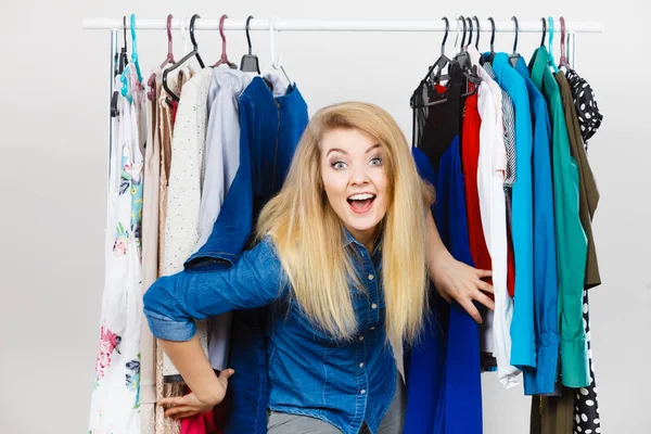 Ευτυχισμένη γυναίκα ψώνια ρούχα — Φωτογραφία Αρχείου