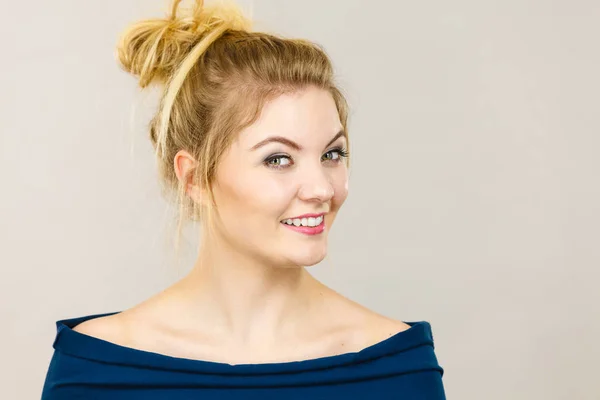 Retrato de mujer rubia feliz sonriendo con alegría —  Fotos de Stock