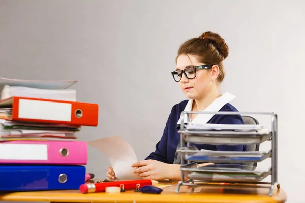 Affärskvinna i office skriva något ner — Stockfoto