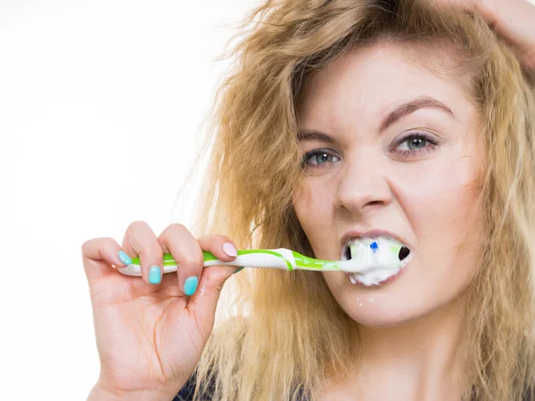 Femme brossant les dents de nettoyage — Photo