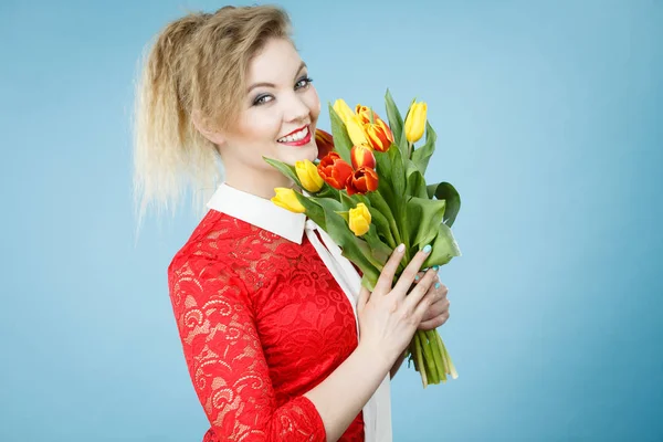 Mujer sosteniendo ramo de tulipanes flores — Foto de Stock