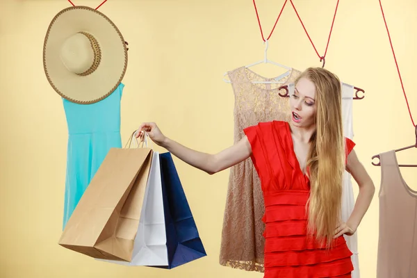 Mujer en la tienda recogiendo ropa, concepto de venta —  Fotos de Stock