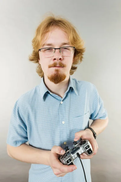 Gamer muž, který držel Herní podložka — Stock fotografie