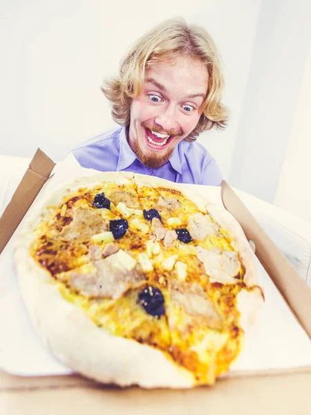 Mann isst Pizza, hat Spaß. — Stockfoto