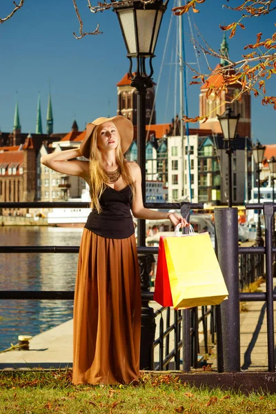 ファッショナブルな女性がショッピングバッグで歩く — ストック写真
