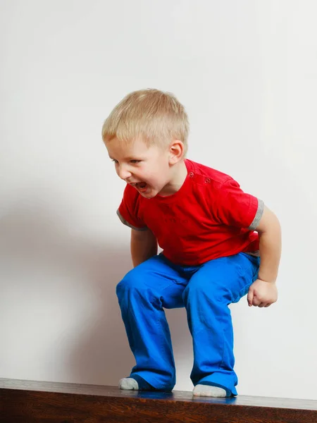 Pequeño niño jugando y divirtiéndose — Foto de Stock