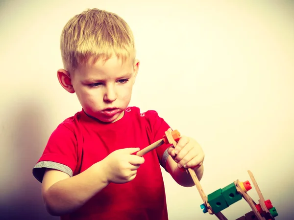 Petit garçon jouant avec des jouets s'amuser — Photo