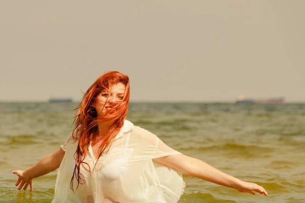 Rotschopf spielt im Sommer im Wasser — Stockfoto