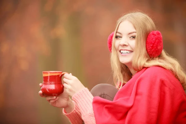 Chica con taza en el parque . — Foto de Stock