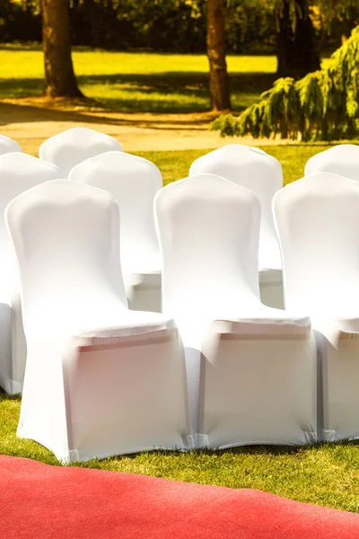 白いエレガントなカバーと多くの結婚式椅子 — ストック写真