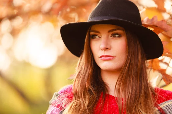 Vrouw wandelen in het park in het najaar — Stockfoto