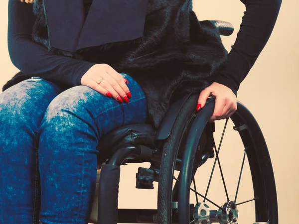 Jeune fille handicapée en fauteuil roulant . — Photo