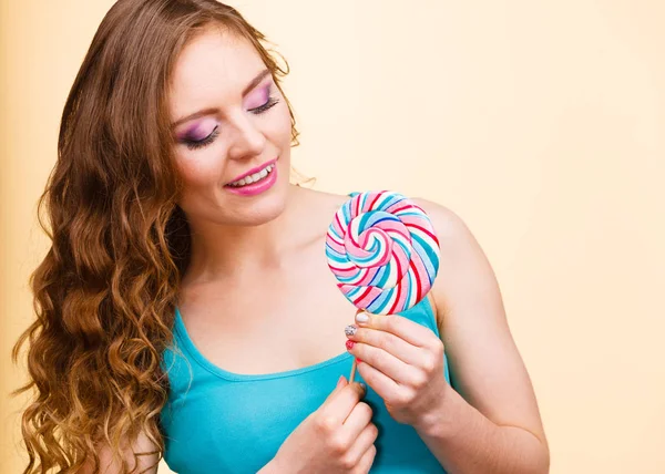 Donna ragazza gioiosa con caramelle lecca-lecca — Foto Stock