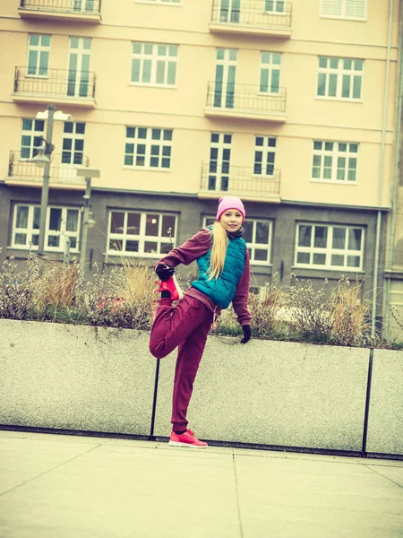 Menina desportiva alongamento ao ar livre na rua da cidade . — Fotografia de Stock