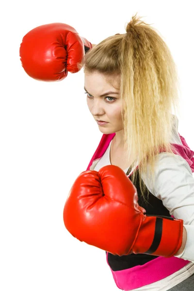 Boos vrouw dragen van bokshandschoenen — Stockfoto