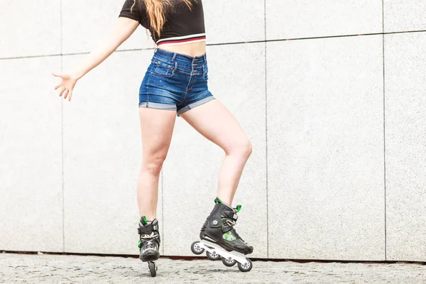 여자 타고 롤러 스케이트 — 스톡 사진