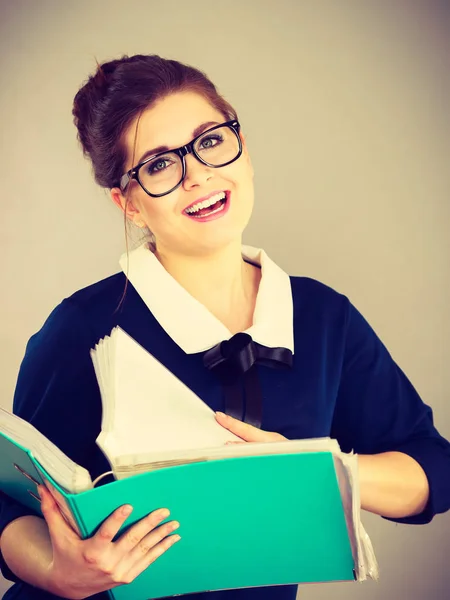 Mujer de negocios positiva feliz celebración de carpeta con documentos —  Fotos de Stock