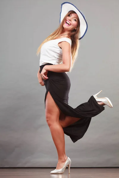 Mujer con vestido blanco negro largo y sombrero de sol —  Fotos de Stock