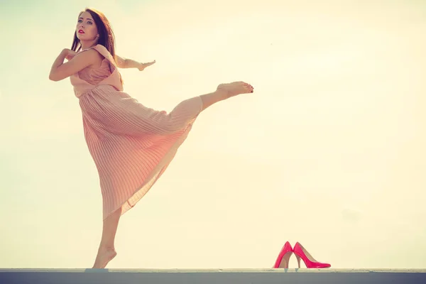 Vrouw dansen lang licht roze jurk dragen — Stockfoto
