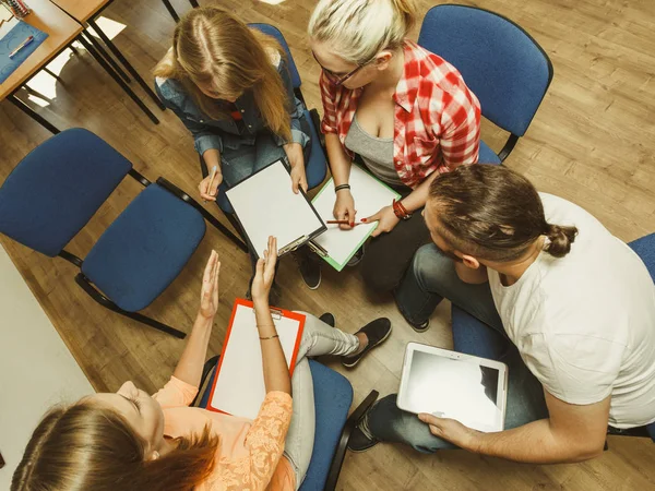 Grupo de personas estudiantes trabajando juntos — Foto de Stock