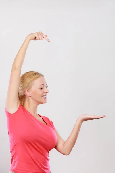 Mulher feliz apontando no lado direito — Fotografia de Stock