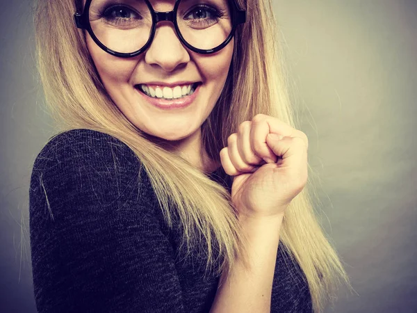 Closeup mulher rosto feliz com óculos — Fotografia de Stock