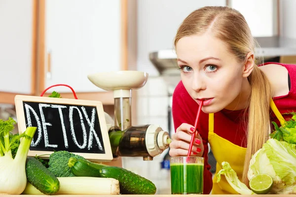 Kobieta w kuchni o green detox warzyw — Zdjęcie stockowe