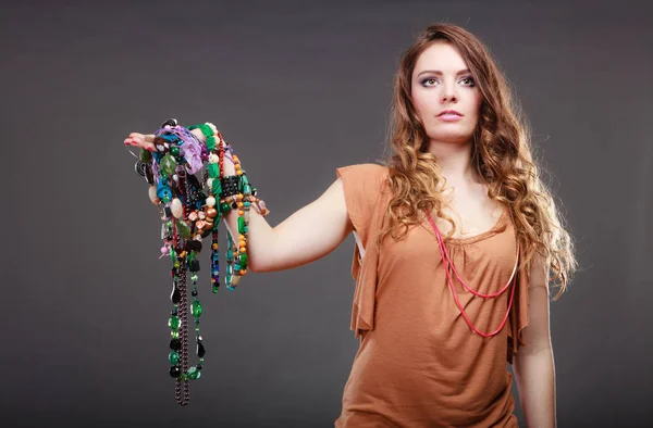 Красивая женщина с ожерельями кольца браслеты — стоковое фото